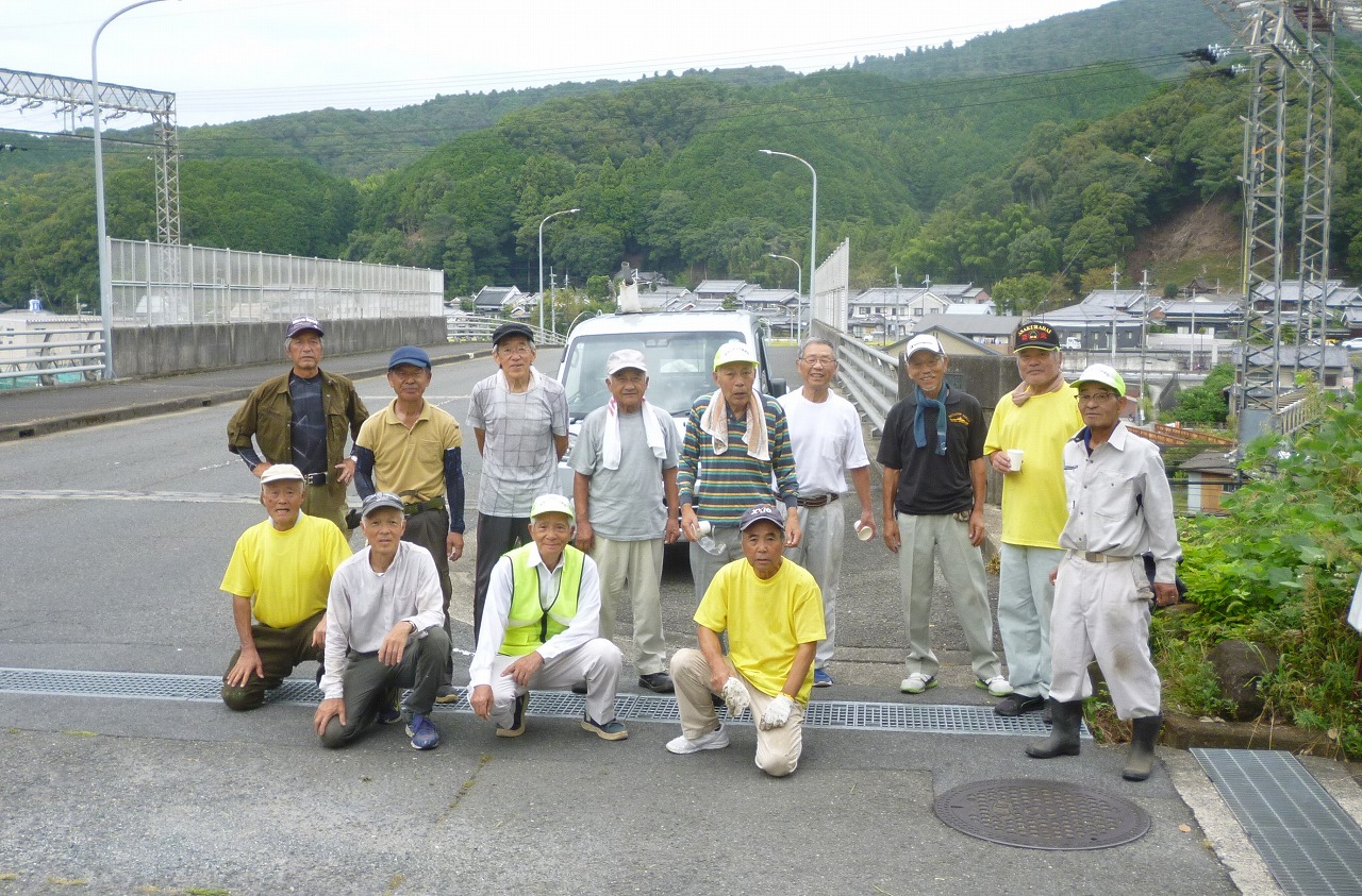 朝倉台のボランティア有志が 2号公園内の ｓｌの遊具トンネル をペンキ塗装しました 朝倉台自治会